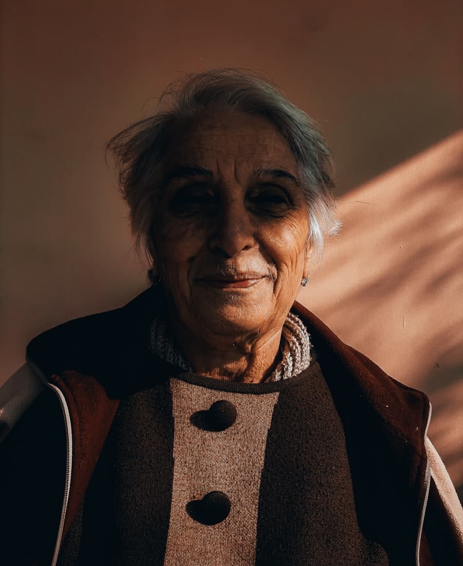 Portrait d'une femme âgée souriante, dans une lumière chaude